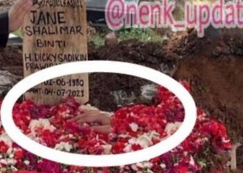 GAMBAR tangan yang didakwa terkeluar dari kubur Jane Shalimar. - AGENSI