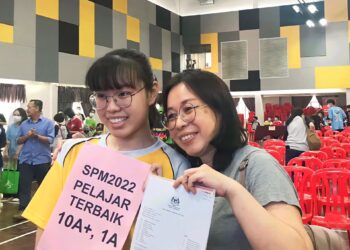 Lim Sweet Ann bersama ibunya selepas memperoleh keputusan cemerlang SPM 2022 di SMJK Yu Hua, Kajang semalam.