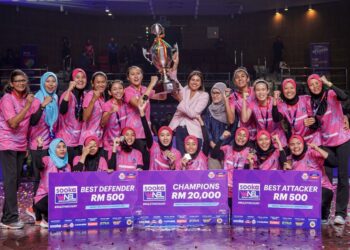 Isteri Pemangku Raja Johor dan juga Penaung Di Raja Persatuan Bola Jaring Negeri Johor, Che’ Puan Besar Khaleeda Bustamam (tengah) bergambar bersama pasukan Johor Jewels selepas dinobatkan sebagai juara Sooka Netball Super League (NSL) 2022 di Stadium Juara, Bukit Kiara di sini, hari ini. GAMBAR: FARIZ RUSADIO