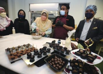 ZURAIDA Kamaruddin melihat proses pembuatan coklat di Pusat Inovasi dan Teknologi Koko, LKM di Nilai, Seremban hari ini.-UTUSAN/MOHD. SHAHJEHAN MAAMIN.