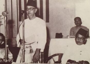 Onn Jaafar (berdiri) tidak mempertahankan jawatan Yang Dipertua UMNO pada persidangan agung parti 1951 selepas menyedari cadangannya untuk membuka keahlian kepada bukan Melayu ditolak akar umbi.