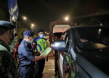 SHAHRUL Lalli Masduki (dua dari kiri) memeriksa dokumen seorang pemandu di SJR Tol Ayer Keroh, Melaka. - UTUSAN/ DIYANATUL ATIQAH ZAKARYA