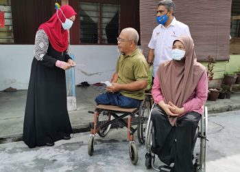 Noorul Ariffin (kiri) dan Ismalina (kanan) mendengar luahan Mohd. Izhar (dua kiri) ketika lawatan sempena ulang tahun Hari OKU di kediaman di Kampung Johan Setia, Klang, Selangor, hari ini. Foto NOR AZIHAN MD. GHAZALI