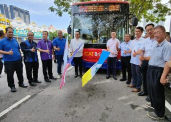 STEVEN Sim Chee Keong (lima dari kiri) dan Zairil Khir Johari (lima dari kanan) pada Majlis Pelancaran Bas Percuma 'Cat Bridge' dari Bukit Mertajam ke Komtar di Bandar Perda, Pulau Pinang hari ini.