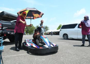 WAN Zikri Afthar Ishak (dua dari kiri) bersama Datuk Seri Shahidan Kassim (kiri) merakamkan gambar bersama sewaktu Program Sukan Rakyat Sempena Hari Keputeraan Raja Perlis Ke-80 di Masjid Ibnu Tamiyyah, Tambun Tulang, Arau, Perlis hari ini. -UTUSAN/IZLIZAN OTHMAN