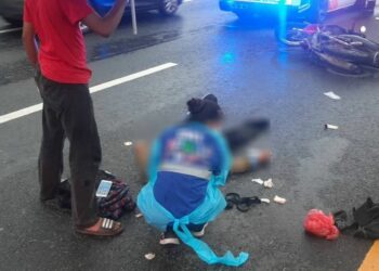 ANGGOTA paramedik memeriksa keadaan seorang lelaki yang terlibat dalam kemalangan motosikal di Si Racha, Bangkok, Thailand. - AGENSI