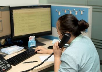 Jururawat menerima panggilan daripada pesakit 
di Telemedicine Command Centre.