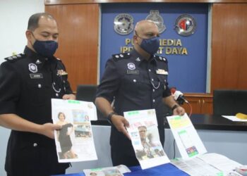 A. ANBALAGAN (kanan) menunjukkan antara poster dan kad bank yang dirampas daripada dua ah long yang melalukan pemerasan serta ugutan bagi menuntut wang dalam sidang akhbar di Balik Pulau, Pulau Pinang hari ini. - FOTO/MUHAMMAD FIRDAUS AMRAN