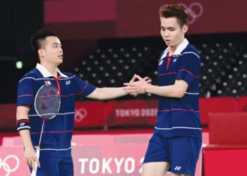 AARON Chia (kiri) dan Soh Wooi Yik terpaksa akur tumpas kepada pasangan China,  Li Jun Hui-Li Yu Chen dalam separuh akhir beregu lelaki Sukan Olimpik 2020 di Tokyo semalam. – AFP