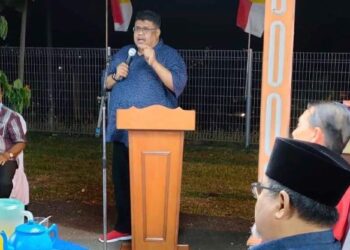 RAUF Yusof berucap sebelum mempengerusikan Mesyuarat Perhubungan UMNO Negeri di Kompleks Jawatankuasa Pembangunan dan Penyelarasan Dewan Undangan Negeri (Japerun) Durian Tunggal, Alor Gajah, Melaka hari ini. - FOTO/AMRAN MULUP