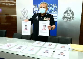 ABD. Jalil Hassan menunjukkan gambar 10 individu yang mempunyai waran tangkap dan begitu dikehendaki polis dalam sidang akhbar di IPK Pahang di Kuantan, Pahang hari ini. - FOTO/SHAIKH AHMAD RAZIF