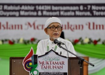 ABDUL Hadi Awang ketika menyampaikan ucapan dasar sempena Muktamar Tahunan Pas Ke-67 di Duyung Marina & Resort, Kuala Terengganu, hari ini. - FOTO/PUQTRA HAIRRY ROSLI