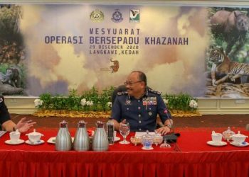 ABDUL Hamid Bador (kiri) berbual mesra dengan Abdul Latif Abdul Kadir (tengah) dan Abdul Kadir Abu Hashim selepas mengadakan Mesyuarat Operasi Bersepadu Khazanah di Langkawi, Kedah hari ini.