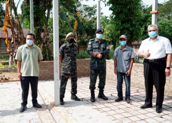 ABRI Bah Ali (dua dari kanan) pada majlis peletakan batu asas pembinaan rumahnya  di Kampung Kuala Senta, Bidor dekat Tapah, Perak, hari ini. -  UTUSAN/ZULFACHRI ZULKIFLI