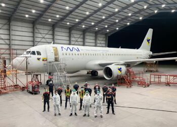 Pasukan ADE melakukan penyelenggaraan pada pesawat Myanmar Airways di hangar KLIA.