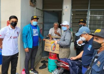 ADHAM Baba (empat dari kanan) bersama Mohd. Shahar Abdullah (dua dari kiri) menyampaikan bantuan mangsa banjir di PAKR Bukit Rangin, Kuantan, Pahang, semalam.