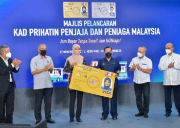 MAJLIS pelancaran kad prihatin penjaja dan peniaga Malaysia, baru-baru ini.