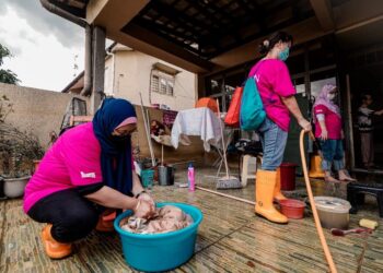 SUKARELAWAN AEON membantu membersihkan barangan dan kediaman penduduk terjejas banjir di Taman Sri Muda, Selangor.