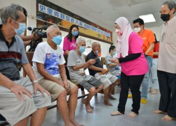 Penghuni Rumah Orang Tua Seri Kembangan menerima angpau daripada Noryahwati Mohd. Noh.