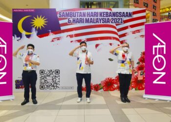 SHAFIE Shamsuddin (tengah) bergambar dalam sambutan Hari Kebangsaan dan Hari Malaysia 2021 di AEON Mall, Seksyen 13, Shah Alam, Selangor hari ini.