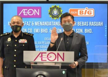 SHAFIE Shamsuddin mengetuai lafaz Ikrar Bebas Rasuah AEON Co. dan
AEON BIG di Kuala Lumpur, kelmarin.