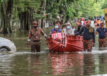 ANGGOTA Bomba dan Penyelamat mengeluarkan mangsa-mangsa banjir di Taman Sri Muda, Shah Alam Selangor. -UTUSAN/AFIQ RAZALI