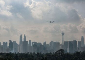 Pesawat Tentera Udara Diraja Malaysia (TUDM) melakukan lintas hormat udara pada sambutan Hari Kebangsaan 2022 di Dataran Merdeka hari ini. Sambutan Hari Kebangsaan 2022 dengan tema 'Keluarga Malaysia Teguh Bersama' kembali diadakan di Dataran Merdeka.-UTUSAN/AFIQ RAZALI