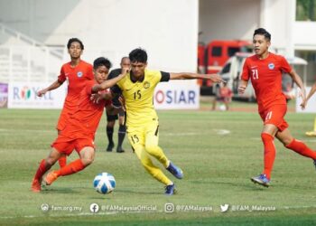 AKSI pemain Malaysia B-19 ketika seri 0-0 menentang Singapura dalam perlawanan Piala AFF Bawah 19 
di Jakarta, kelmarin. – IHSAN FAM