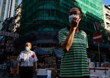 KERAJAAN Hong Kong memaklumkan penduduknya dijangka menerima suntikan vaksin Covid-19 paling awal pada bulan depan. -AFP