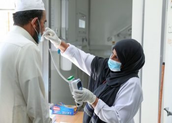 SEORANG jururawat mengambil suhu pesakit di klinik bergerak di Makkah.