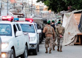 ASKAR Lubnan memantau keadaan jalan raya semasa perintah kawalan pergerakan di selatan Beirut. -AFP