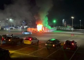 GAMBAR yang dirakam daripada video menunjukkan Pusat Ujian Covid-19 dibakar di Kampung Urk, 80 kilometer di timur laut Amsterdam. -AFP