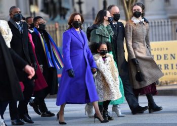 NAIB Presiden AS, Kamala Harris bersama ahli keluarganya berjalan keluar selepas upacara angkat sumpah Joe Biden di Washington. -AFP