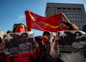 RIBUAN penunjuk perasaan warganegara Myanmar berhimpun di luar pejabat Kementerian Luar Jepun di Tokyo, hari ini. - AFP