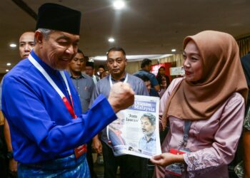 AHMAD Zahid Hamidi beramah mesra bersama media ketika lawatan ke Laman Media sempena Perhimpunan Agung UMNO 2022 di Dewan Merdeka, Pusat Dagangan Dunia (WTC) Kuala Lumpur. - UTUSAN/AFIQ RAZALI