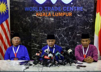 AHMAD Zahid Hamidi bercakap pada sidang akhbar selepas tamat Perhimpunan Agung UMNO 2022 di Pusat Dagangan Dunia (WTC) Kuala Lumpur. - UTUSAN/AFIQ RAZALI