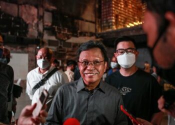 MOHD. Shafie Apdal ketika ditemui media selepas perjalanan dokumentari politik beliau di RexKL, malam tadi. - UTUSAN/AFIQ RAZALI