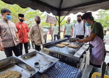 AL-SULTAN Abdullah Ri’ayatuddin Al-Mustafa Billah Shah berkenan mengunjungi gerai-gerai yang menjual juadah berbuka puasa di Kampung Ubai, Kuantan, Pahang.