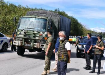 AL- SULTAN Abdullah Ri’ayatuddin Al-Mustafa Billah Shah meninjau kawasan dinaiki air semasa lawatan Seri Paduka bagi mengurniakan sumbangan kepada mangsa-mangsa banjir di PPS sekitar Maran, Pahang, hari ini. - FB ISTANA NEGARA