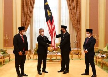 YANG di-Pertuan Agong, Al-Sultan Abdulllah (dua dari kiri) berkenaan mengurniakan Jalur Gemilang kepada Reezal Merican Naina Merican di Istana Negara sambil diperhatikan Mohamad Norza Zakaria (kanan) dan Megat D Shahriman Zaharuddin.