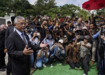 AL-SULTAN Abdullah Ri'ayatuddin Al-Mustafa Billah Shah berkenan meninjau dan bertanya khabar kepada pengamal media yang berkumpul di hadapan pintu 2 Istana Negara. - UTUSAN/AMIR KHALID