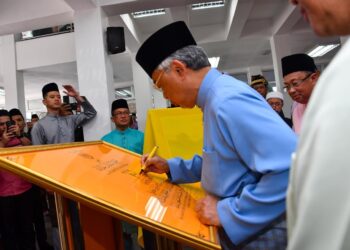 YANG di-Pertuan Agong berkenan merasmikan Masjid Al-Sultan Abdullah di Kampung Sungai Bedaun, Wilayah Persekutuan Labuan. - FB ISTANA NEGARA