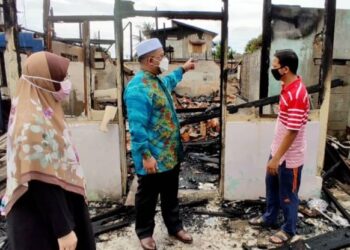 AHMAD Marzuk Shaary (dua dari kiri) melawat lokasi kebakaran di Jalan Sultanah Zainab, Kota Bharu, Kelantan, hari ini. - FOTO/ROHANA MOHD. NAWI