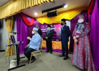 AHMAD Marzuk Shaary beramah mesra secara dalam talian dengan pesakit Covid-19 di PKRC terpilih sempena Majlis Pelancaran Klinik Rohani di PKRC 2021 di Dewan Alamanda Hospital Tampin, Tampin, Negeri Sembilan, hari ini. - FOTO/NOR AINNA HAMZAH