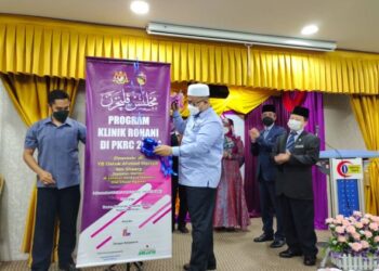 AHMAD Marzuk Shaary (tengah) ketika melancarkan Klinik Rohani di PKRC 2021 di Dewan Alamanda Hospital Tampin, Tampin, Negeri Sembilan, hari ini. - FOTO/NOR AINNA HAMZAH