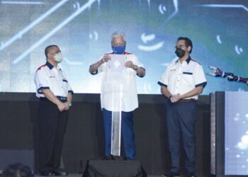 ISMAIL Sabri Yaakob melakukan gimik pelancaran Lembah Automotif Berteknologi Tinggi di Proton City, Tanjung Malim, Perak, baru-baru ini. – GAMBAR HIASAN/UTUSAN/ZULFACHRI ZULKIFLI.