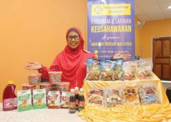 YANONG Latuka menunjukkan antara produk yang dihasilkan syarikatnya, Yanong Frozen Food Enterprise.