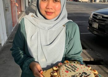 NURUL Shuhada Mat
Ayub menunjukkan tart keju
diusahakannya menerusi
jenama bakedbysu.