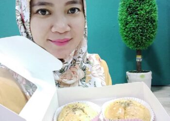 NUR Suhana Abdullah
menawarkan aneka bakeri
buatan sendiri termasuk roti
Garlic Cheese Bread yang
menjadi kegemaran ramai.