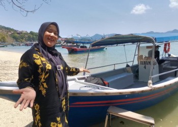 NOORMALAWATI Kassim menunjukkan salah sebuah bot yang digunakan untuk lawatan pulau-pulau di Langkawi baru-baru ini.